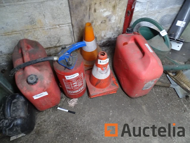 6 jerrycans, sproeier, 8 kegels, diversen (zie detail) - afbeelding 4 van  7