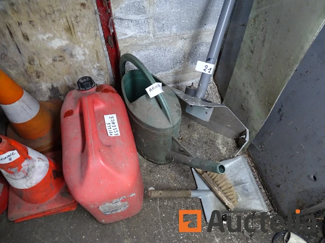 6 jerrycans, sproeier, 8 kegels, diversen (zie detail) - afbeelding 5 van  7