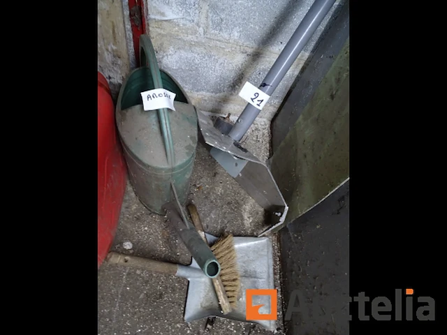 6 jerrycans, sproeier, 8 kegels, diversen (zie detail) - afbeelding 6 van  7