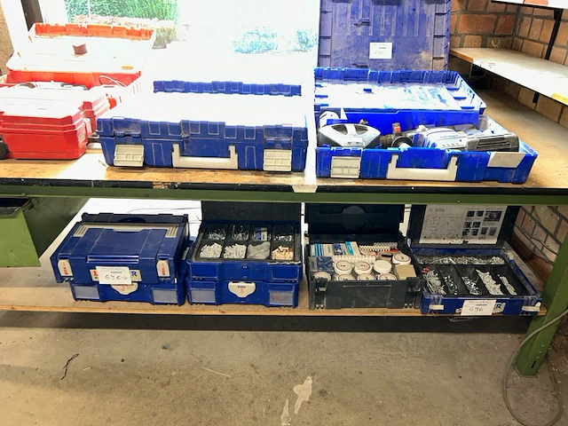 6 koffers met inhoud - afbeelding 1 van  5