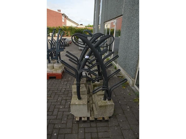 6 moderne zwart metalen fietsenrekken - afbeelding 1 van  4