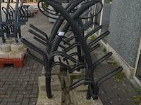 6 moderne zwart metalen fietsenrekken - afbeelding 1 van  4
