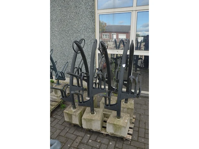 6 moderne zwart metalen fietsenrekken - afbeelding 2 van  4