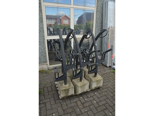 6 moderne zwart metalen fietsenrekken - afbeelding 3 van  4