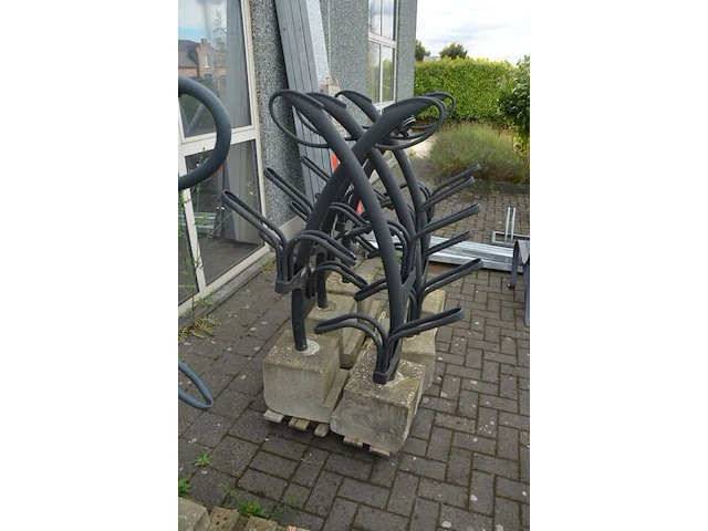 6 moderne zwart metalen fietsenrekken - afbeelding 4 van  4