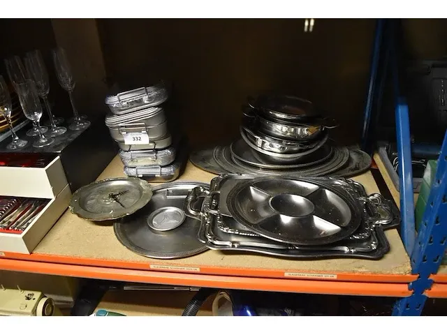 6 rechthoekige dozen in metaal, 12 inox schotels, 6 inox kommen - afbeelding 1 van  7