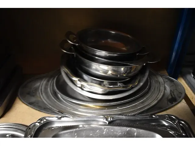 6 rechthoekige dozen in metaal, 12 inox schotels, 6 inox kommen - afbeelding 5 van  7