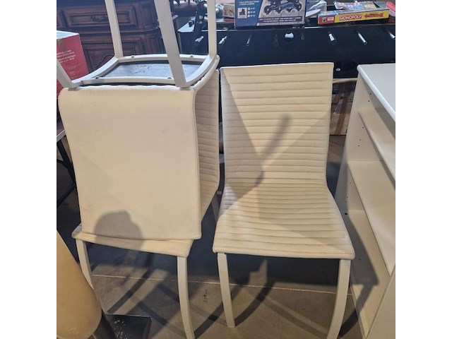 6 stoelen en lot meubels - afbeelding 1 van  5