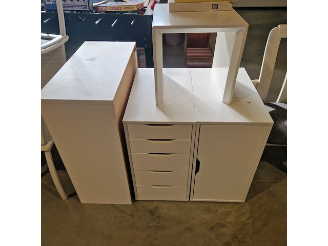 6 stoelen en lot meubels - afbeelding 2 van  5