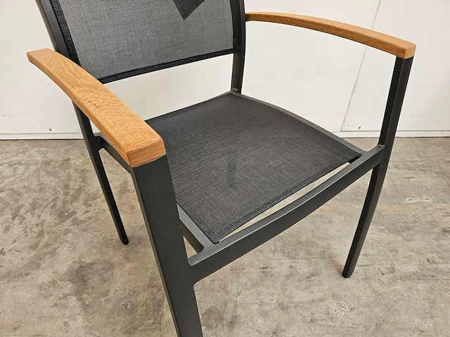 6 x garden prestige alu stapelstoel namur met teak arm antraciet mat - zwart - afbeelding 4 van  4