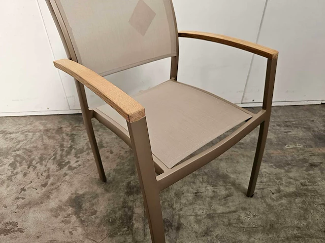6 x garden prestige alu stapelstoel namur met teak arm champagne mat - light taupe - afbeelding 4 van  4