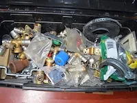 6 zwarte gereedschapskoffers met sanitaire koppelstukken (7) - afbeelding 2 van  11