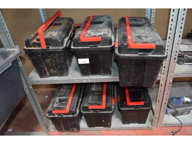 6 zwarte gereedschapskoffers met sanitaire koppelstukken (7) - afbeelding 1 van  11