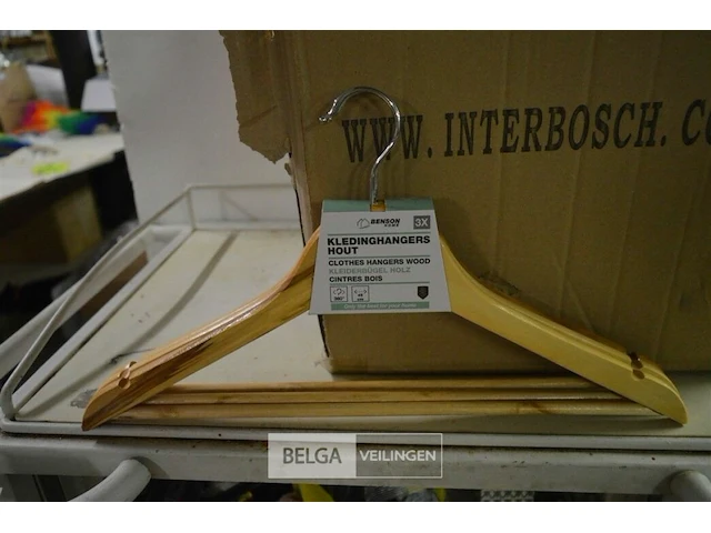±60 houten kleerhangers - afbeelding 1 van  3