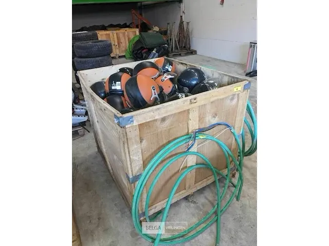 61 gebruikte vespa helmen, diverse maten - afbeelding 1 van  1