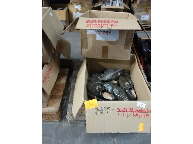61x diverse schoenen - afbeelding 3 van  3