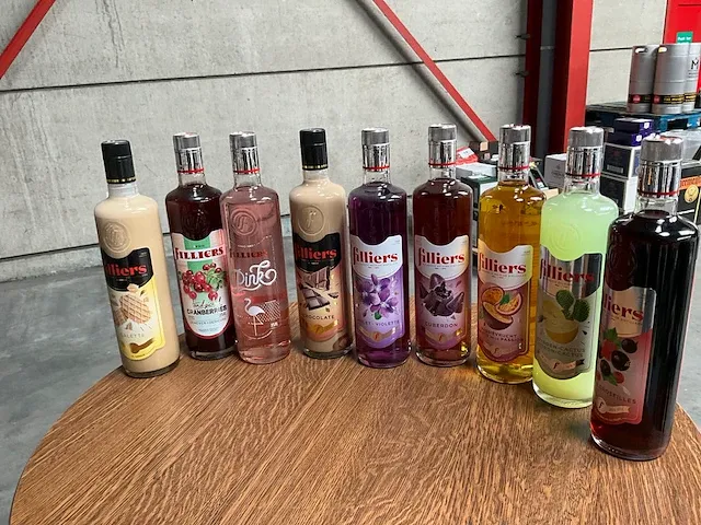 62 flessen jenever filliers - afbeelding 1 van  13
