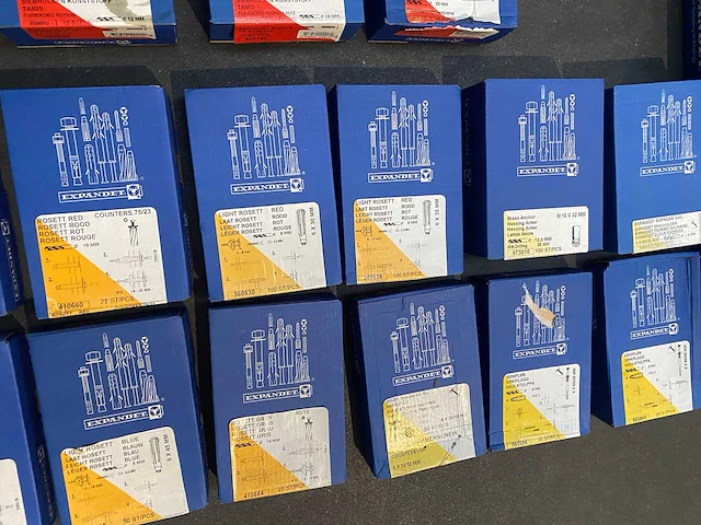 65 dozen schroeven en pluggen, expandet en derfix. diverse maten en modellen - afbeelding 9 van  11