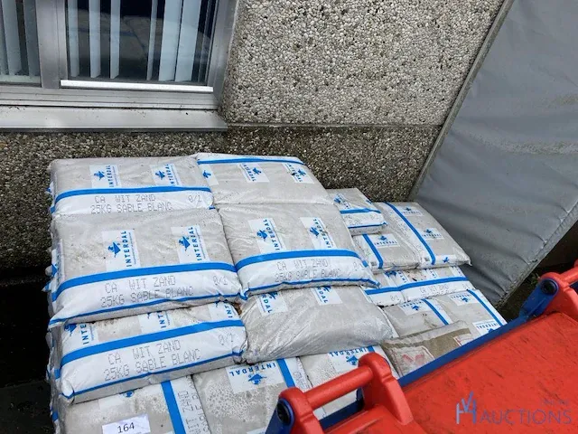 65 zakken wit zand - afbeelding 1 van  4