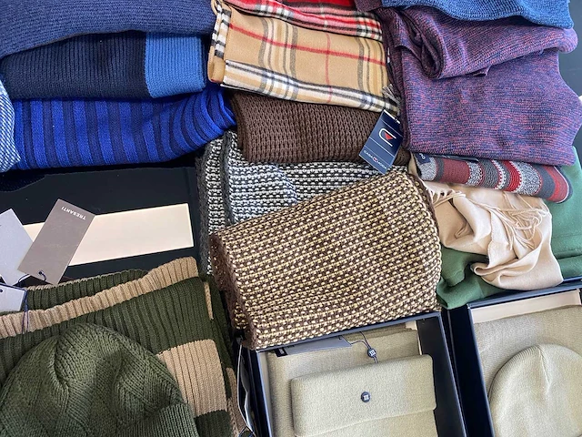65x diverse herenmode accessoires, waaronder handschoenen, shawls, mutsen, sokken, bretels en strikken. - afbeelding 2 van  16