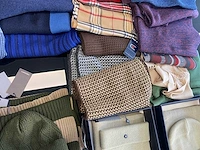 65x diverse herenmode accessoires, waaronder handschoenen, shawls, mutsen, sokken, bretels en strikken. - afbeelding 2 van  16