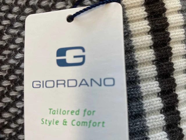 65x diverse herenmode accessoires, waaronder handschoenen, shawls, mutsen, sokken, bretels en strikken. - afbeelding 3 van  16