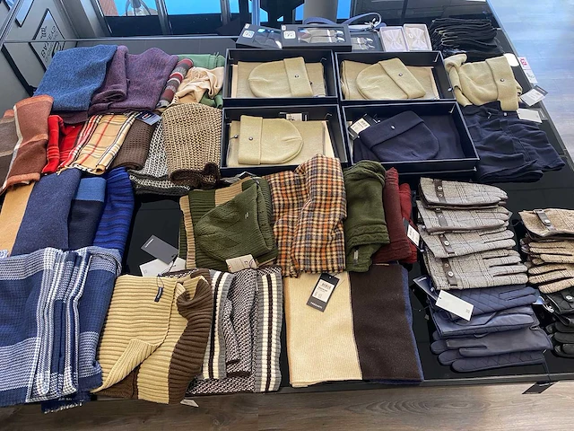 65x diverse herenmode accessoires, waaronder handschoenen, shawls, mutsen, sokken, bretels en strikken. - afbeelding 1 van  16