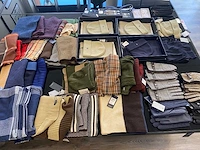 65x diverse herenmode accessoires, waaronder handschoenen, shawls, mutsen, sokken, bretels en strikken. - afbeelding 1 van  16