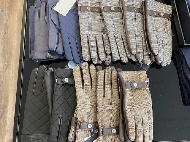 65x diverse herenmode accessoires, waaronder handschoenen, shawls, mutsen, sokken, bretels en strikken. - afbeelding 9 van  16
