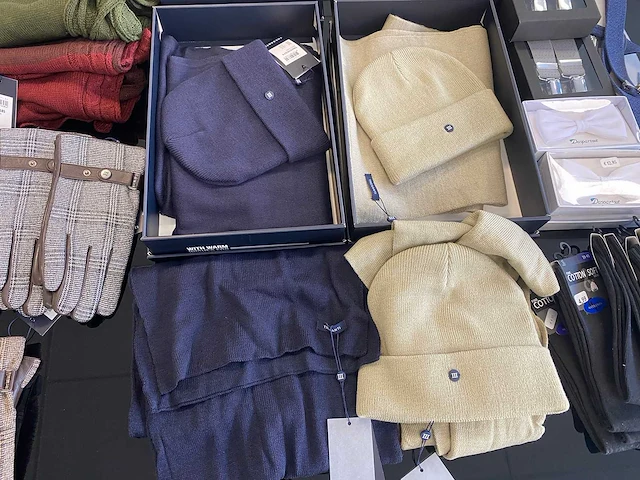 65x diverse herenmode accessoires, waaronder handschoenen, shawls, mutsen, sokken, bretels en strikken. - afbeelding 10 van  16
