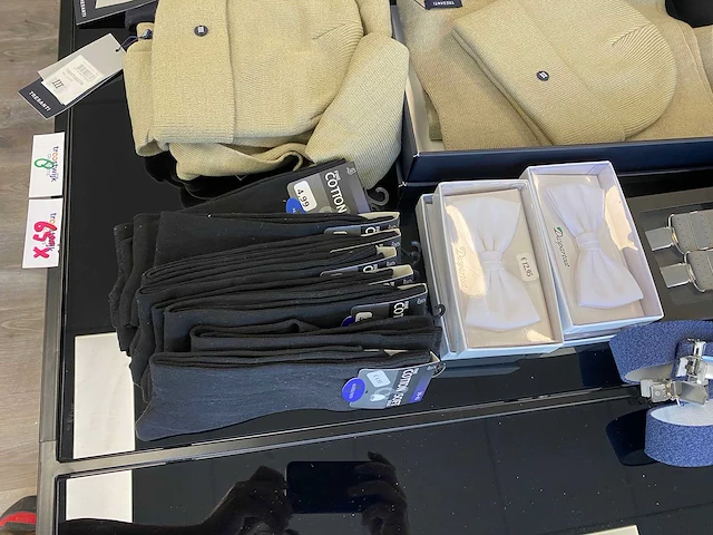 65x diverse herenmode accessoires, waaronder handschoenen, shawls, mutsen, sokken, bretels en strikken. - afbeelding 11 van  16