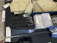 65x diverse herenmode accessoires, waaronder handschoenen, shawls, mutsen, sokken, bretels en strikken. - afbeelding 11 van  16