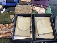 65x diverse herenmode accessoires, waaronder handschoenen, shawls, mutsen, sokken, bretels en strikken. - afbeelding 13 van  16