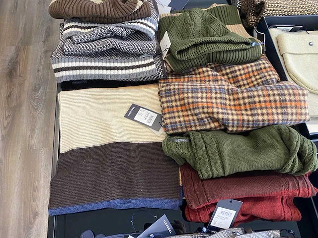 65x diverse herenmode accessoires, waaronder handschoenen, shawls, mutsen, sokken, bretels en strikken. - afbeelding 14 van  16