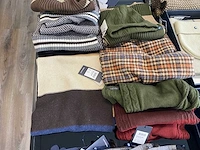 65x diverse herenmode accessoires, waaronder handschoenen, shawls, mutsen, sokken, bretels en strikken. - afbeelding 14 van  16