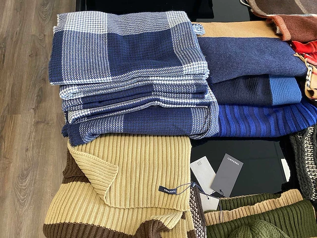 65x diverse herenmode accessoires, waaronder handschoenen, shawls, mutsen, sokken, bretels en strikken. - afbeelding 15 van  16