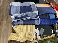 65x diverse herenmode accessoires, waaronder handschoenen, shawls, mutsen, sokken, bretels en strikken. - afbeelding 15 van  16