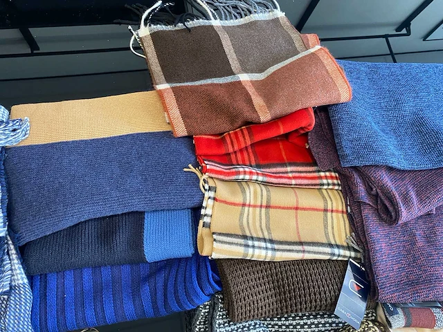 65x diverse herenmode accessoires, waaronder handschoenen, shawls, mutsen, sokken, bretels en strikken. - afbeelding 16 van  16
