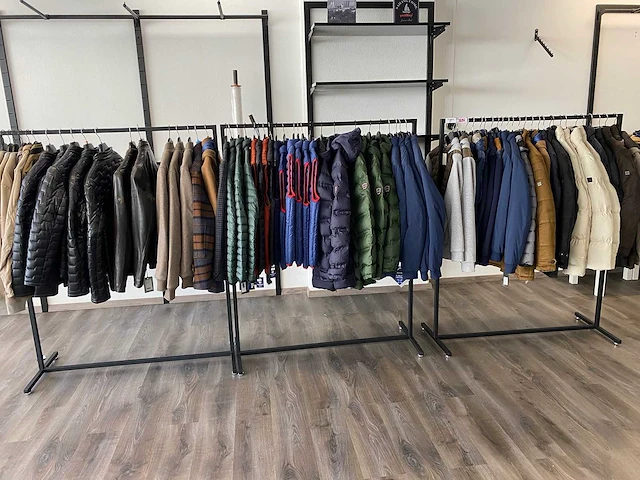 67x jassen en bodywarmers. diverse maten, modelen en merken - afbeelding 1 van  20