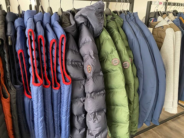67x jassen en bodywarmers. diverse maten, modelen en merken - afbeelding 15 van  20