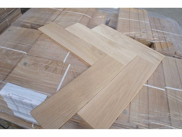 69 m² massief eiken visgraatparket 15mm - afbeelding 1 van  4