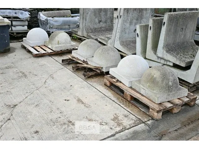 6x bolvormige betonnen afschermers 55x55x42 - afbeelding 1 van  5