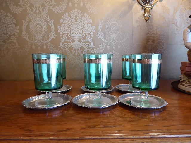 6x gekleurd vintage glas op tinnen schaaltje - afbeelding 1 van  2