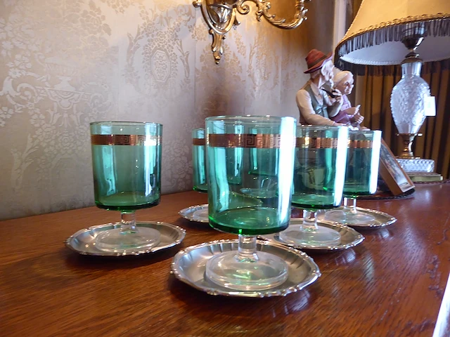 6x gekleurd vintage glas op tinnen schaaltje - afbeelding 2 van  2