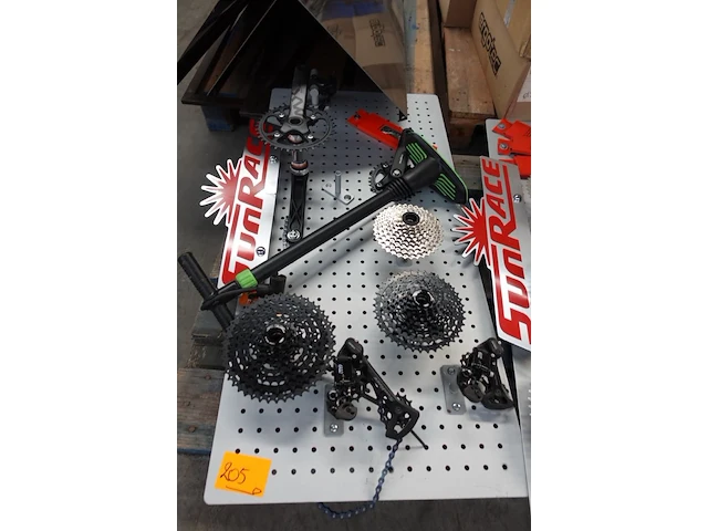 6x pallet diverse toebehoren fietsenwinkel - afbeelding 1 van  27
