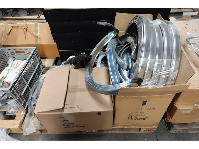 6x pallet diverse toebehoren fietsenwinkel - afbeelding 20 van  27