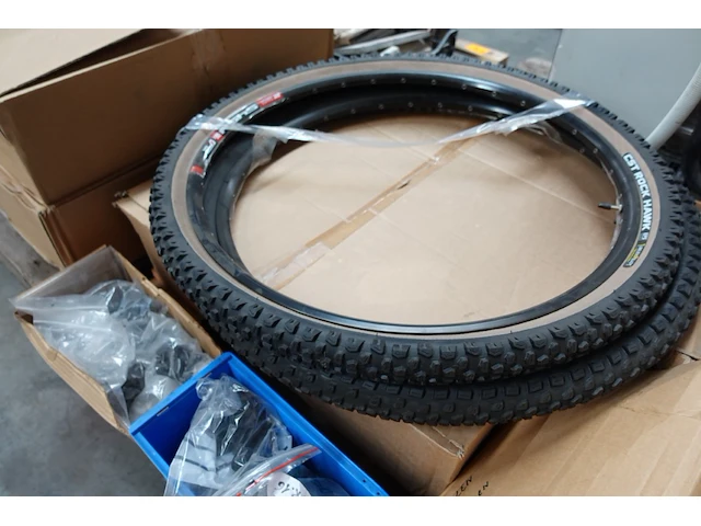 6x pallet diverse toebehoren fietsenwinkel - afbeelding 27 van  27