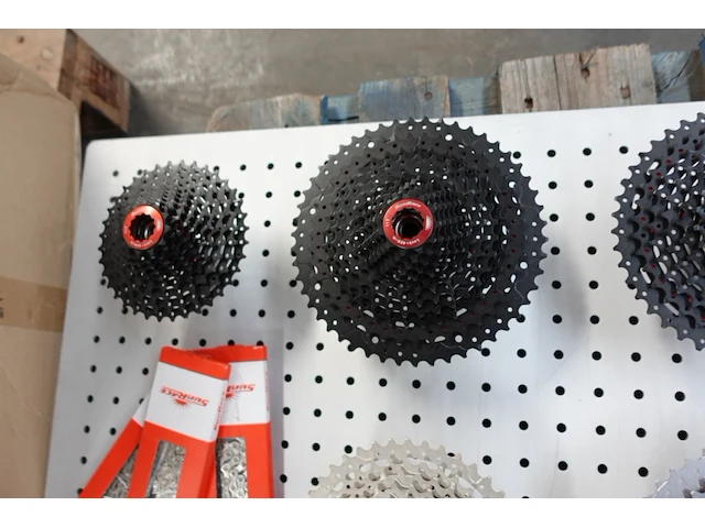 6x pallet diverse toebehoren fietsenwinkel - afbeelding 6 van  27