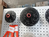 6x pallet diverse toebehoren fietsenwinkel - afbeelding 6 van  27
