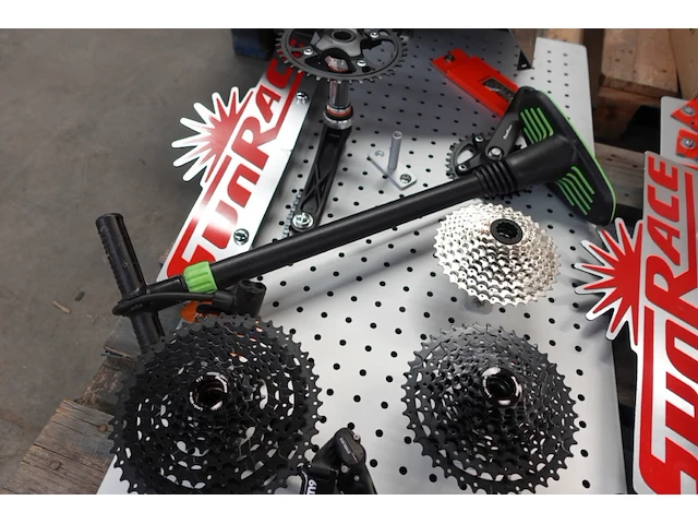 6x pallet diverse toebehoren fietsenwinkel - afbeelding 9 van  27